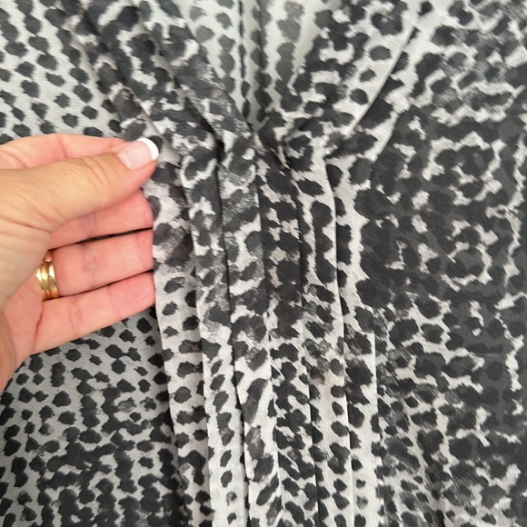 Anna size L sheer with pleats down the front V-neck abstract pattern in gray. - Picture 6 of 7